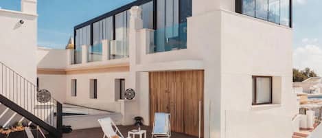 Outdoor pool, open 10:00 AM to 8:00 PM, pool loungers