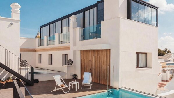 Outdoor pool, open 10:00 AM to 8:00 PM, sun loungers - Hotel Vincci Selección Unuk 5* GL (Seville)