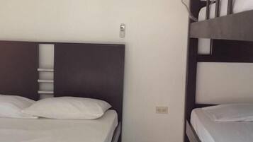 Quadruple Room | Free WiFi, bed sheets
