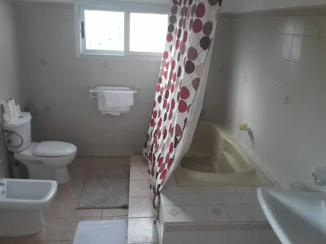 Deluxe Room, 1 King Bed | Bathroom | Shower, rainfall showerhead, free toiletries, hair dryer