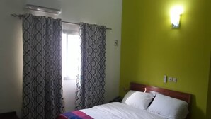Deluxe Suite | Iron/ironing board, WiFi (free), individually decorated - Residence Sobinto (Abidjan)