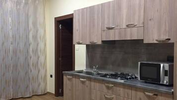 Frigorifero con congelatore, piano cottura, macchina per tè/caffè