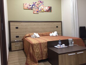 标准双人房 | 客房内保险箱、办公桌、免费 WiFi、床单