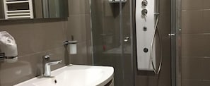 Standard-Doppelzimmer | Badezimmer