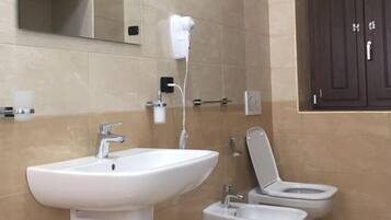 Doccia, soffione a pioggia, asciugacapelli, bidet
