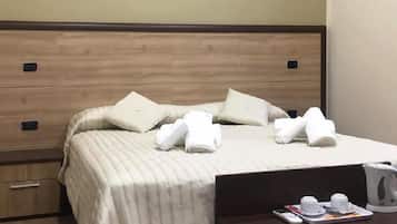 Camera Deluxe con letto matrimoniale o 2 letti singoli | Una cassaforte in camera, una scrivania, Wi-Fi gratuito, lenzuola