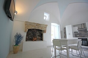 Piano cottura, pentole/stoviglie/utensili, tavolo da pranzo