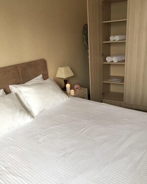 2 bedrooms, iron/ironing board, WiFi, bed sheets