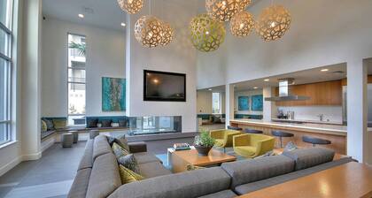Large Urban Flat 2BR w/ Pool + Spa & Gym + More!