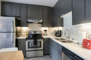 Cafetera y tetera y tostadora 