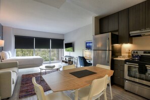 Tabla de planchar con plancha, wifi y ropa de cama 