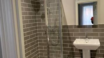 Combined shower/bathtub, free toiletries, hair dryer, towels