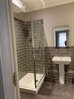 Combined shower/tub, free toiletries, hair dryer, towels