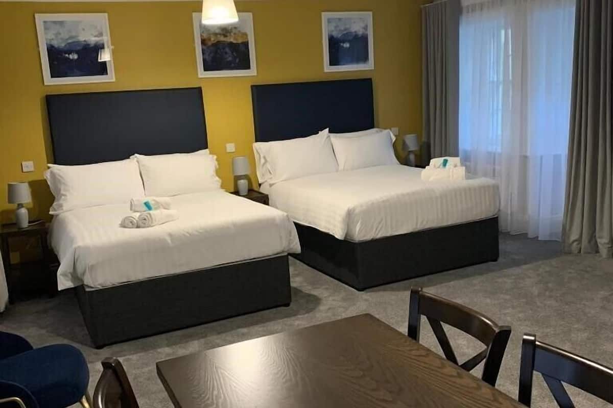 family room | 2 bedrooms, iron/ironing board, free wifi, bed sheets