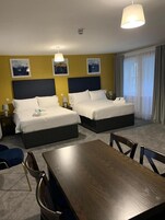 Tabla de planchar con plancha, wifi gratis y ropa de cama 