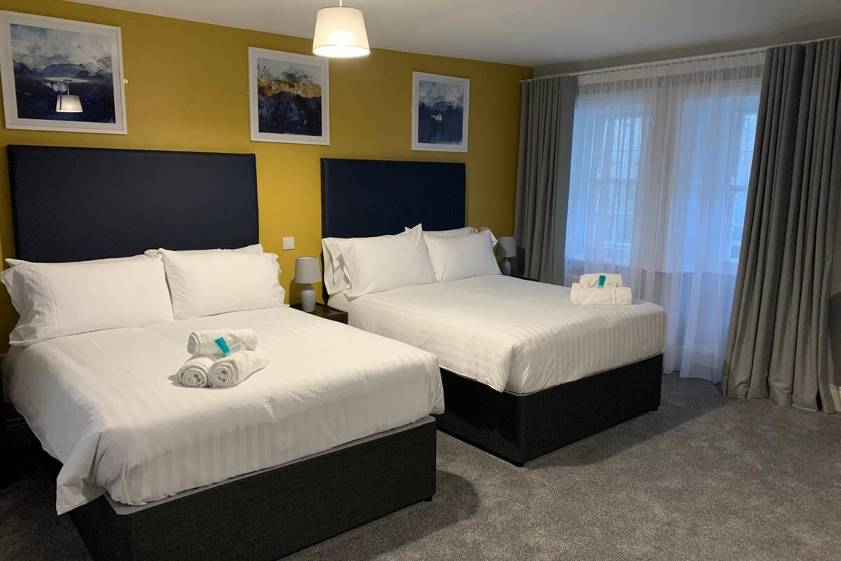 family room | 2 bedrooms, iron/ironing board, free wifi, bed sheets