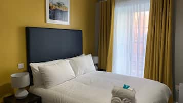 Tabla de planchar con plancha, wifi gratis y ropa de cama