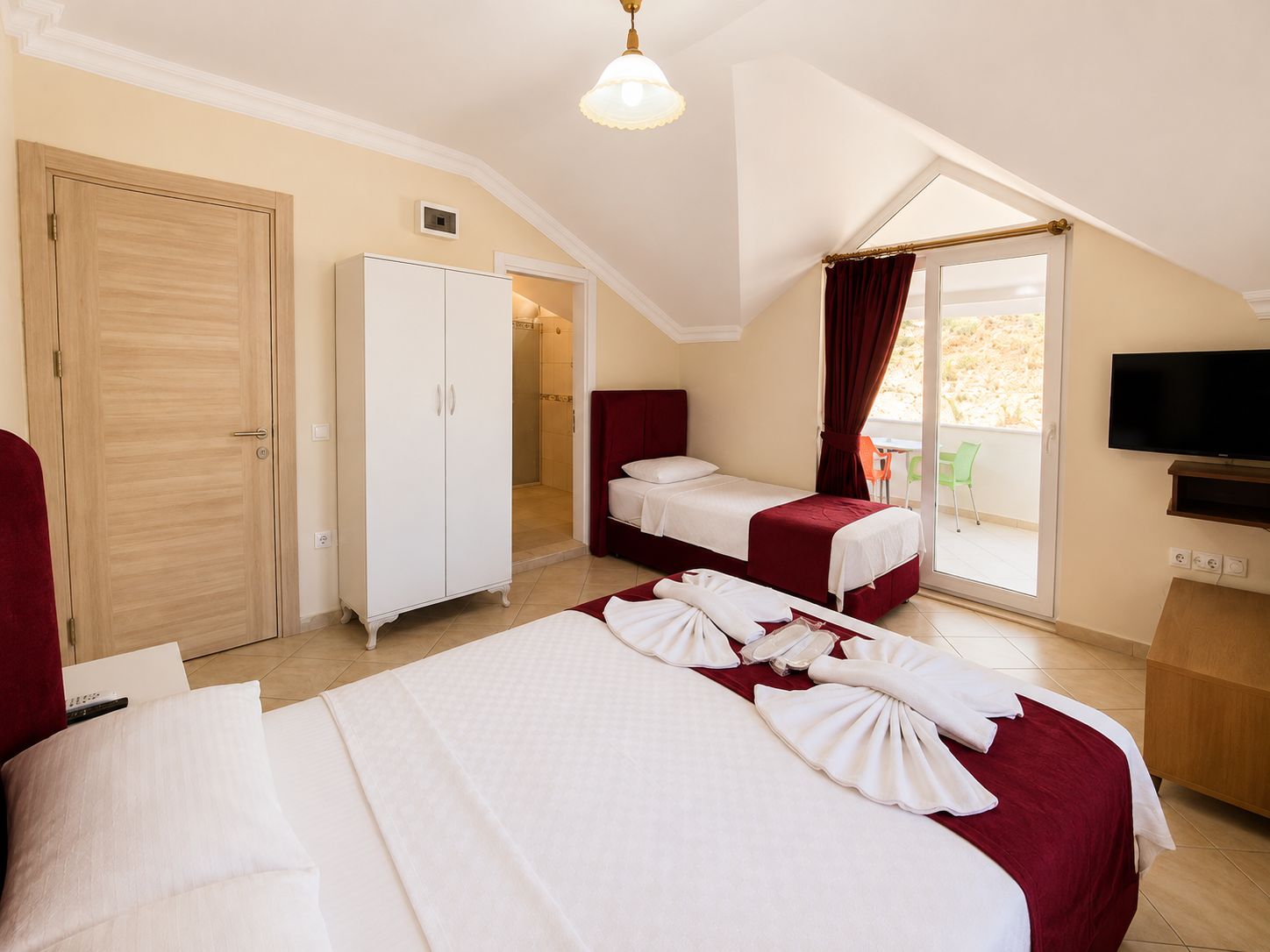 Suite familiar, terrassa | Minibar, escriptori, habitacions insonoritzades i wifi gratuïta 