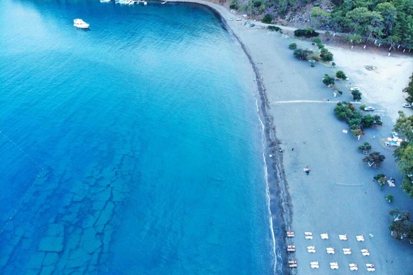 Plage à proximité, cabines gratuites, chaises longues, parasols