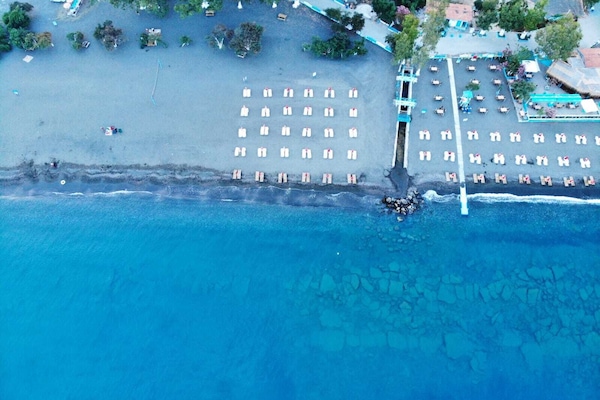 Una playa cerca, camas de playa gratis, sillas reclinables de playa