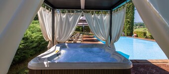 Wonderful private villa for 8 people with private pool, WIFI, A/C and TV