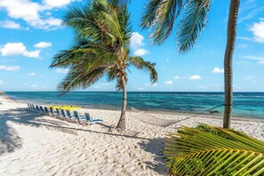 En la playa, camastros y toallas de playa 
