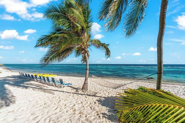 På stranden, liggestole, badehåndklæder