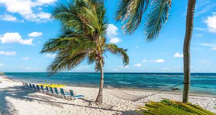 Hilltime: Rum Point Villa mit Pool, breitem Strand und Terrassen am Meer
