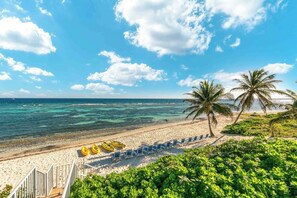På stranden, solstolar och strandhanddukar