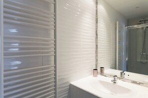 Bathtub, hair dryer, towels - MARTINEZ HOTEL AREA: Modern 3 bedrooms w/ terrace (Cannes)