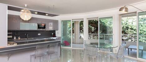 Geladeira, micro-ondas, fogão, cooktop