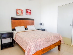 Standard Double Room | Iron/ironing board, free WiFi, bed sheets - Casa Bakab by Rotamundos (Mérida)