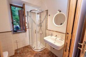 Pancuran mandi, bidet, tuala disediakan 