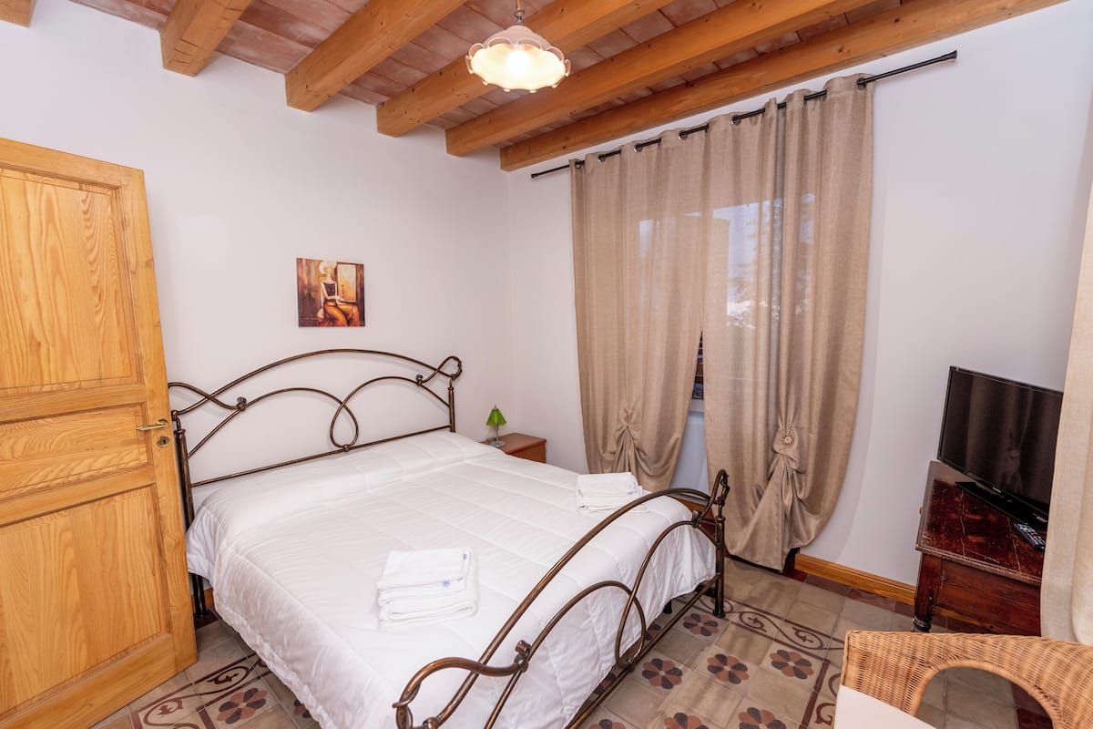 Soundproofing, free WiFi, bed sheets