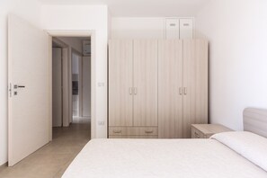 2 chambres, fer et planche à repasser