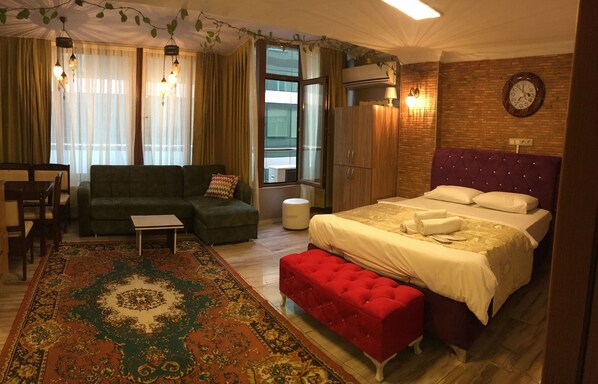 أغطية فراش متميزة وخزنة داخل الغرفة وبديكورات فريدة لكل غرفة