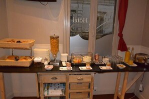 Tägliches Frühstücksbuffet (8.5 EUR pro Person)