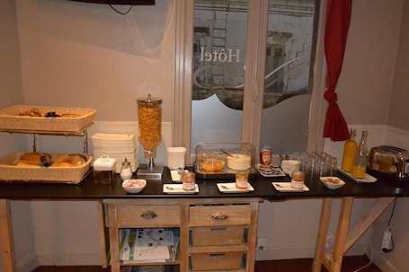 Daily buffet breakfast (EUR 8.5 per person)