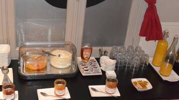 بوفيه فطور يوميًا بتكلفة قدرها (8.5 EUR للشخص)