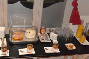 Tägliches Frühstücksbuffet (8.5 EUR pro Person)