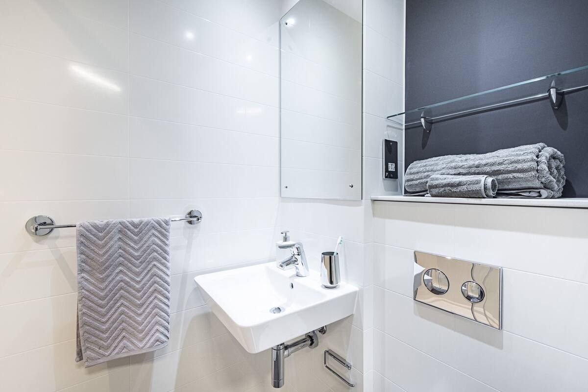 shower, free toiletries, towels