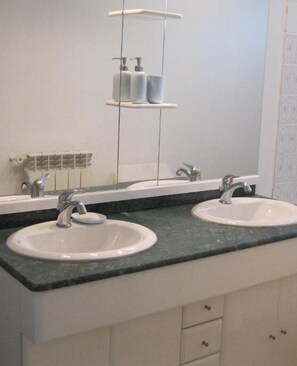 Bañera, artículos de higiene personal gratuitos y secador de pelo