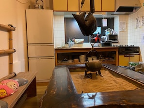 冷蔵庫、電子レンジ、コンロ、調理器具と食器