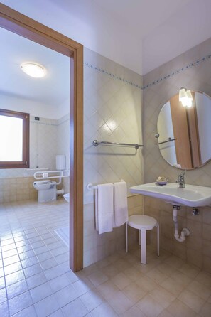 Ensemble douche/baignoire, sĂšche-cheveux, bidet, serviettes fournies