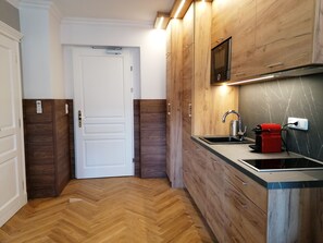 Deluxe appartement (Top 31) | Woonruimte | Een 110-cm flatscreentelevisie met digitale zenders en smart-tv