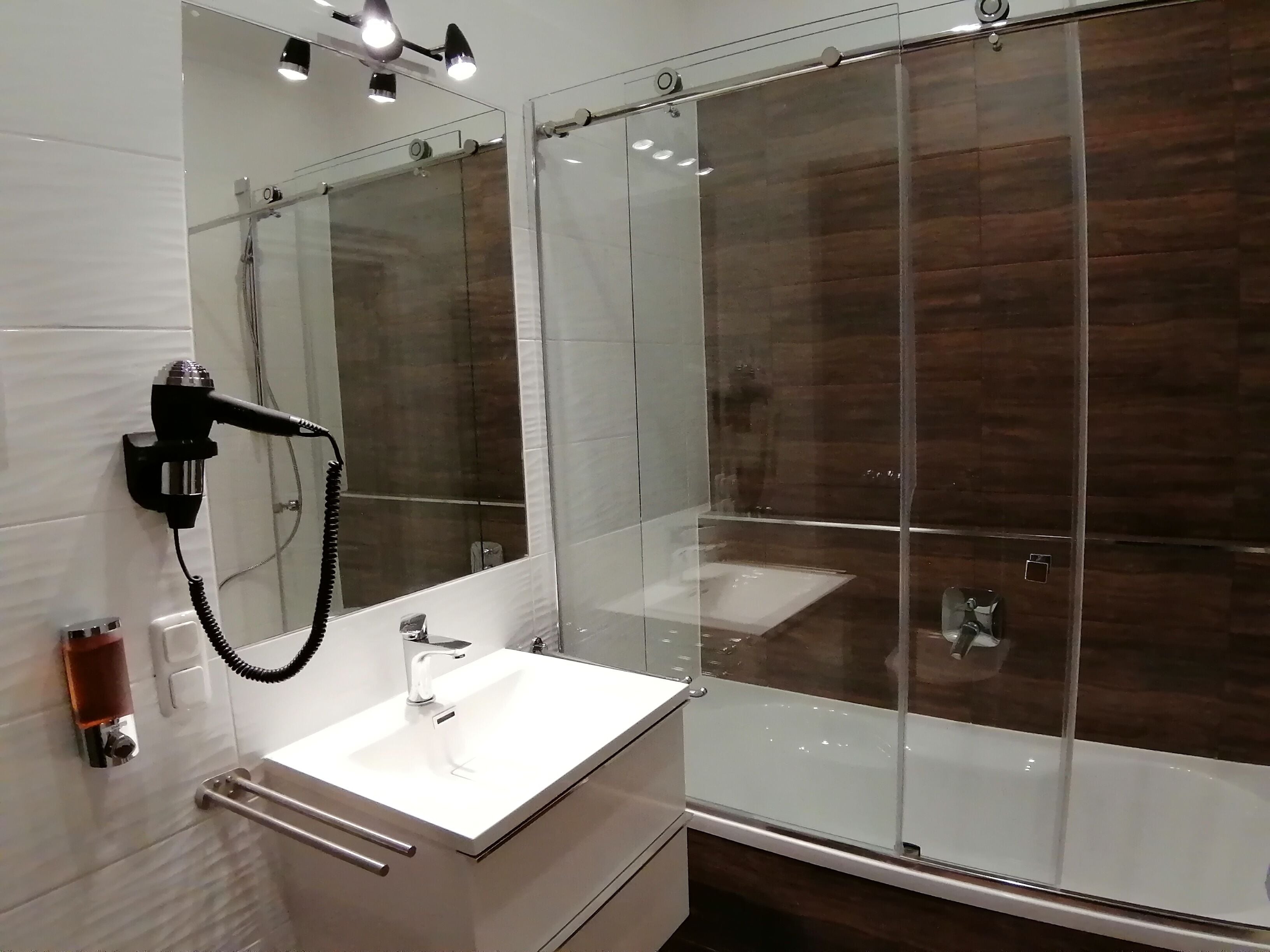 Exclusive Apartment, Balcony, City View (Top 22) | Bathroom | Shower, hair dryer, towels, shampoo