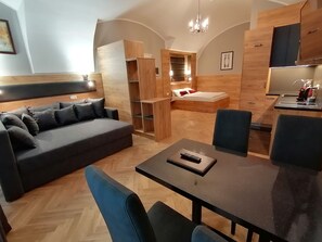 Traditionele studio (Top 11) | Woonruimte | Een 110-cm flatscreentelevisie met digitale zenders en smart-tv