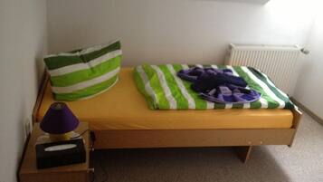 Meja kerja, tirai kedap cahaya, dan kedap suara