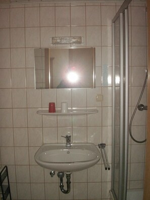 Shower, hair dryer, towels, soap - Hotel Weißes Roß (Thale)