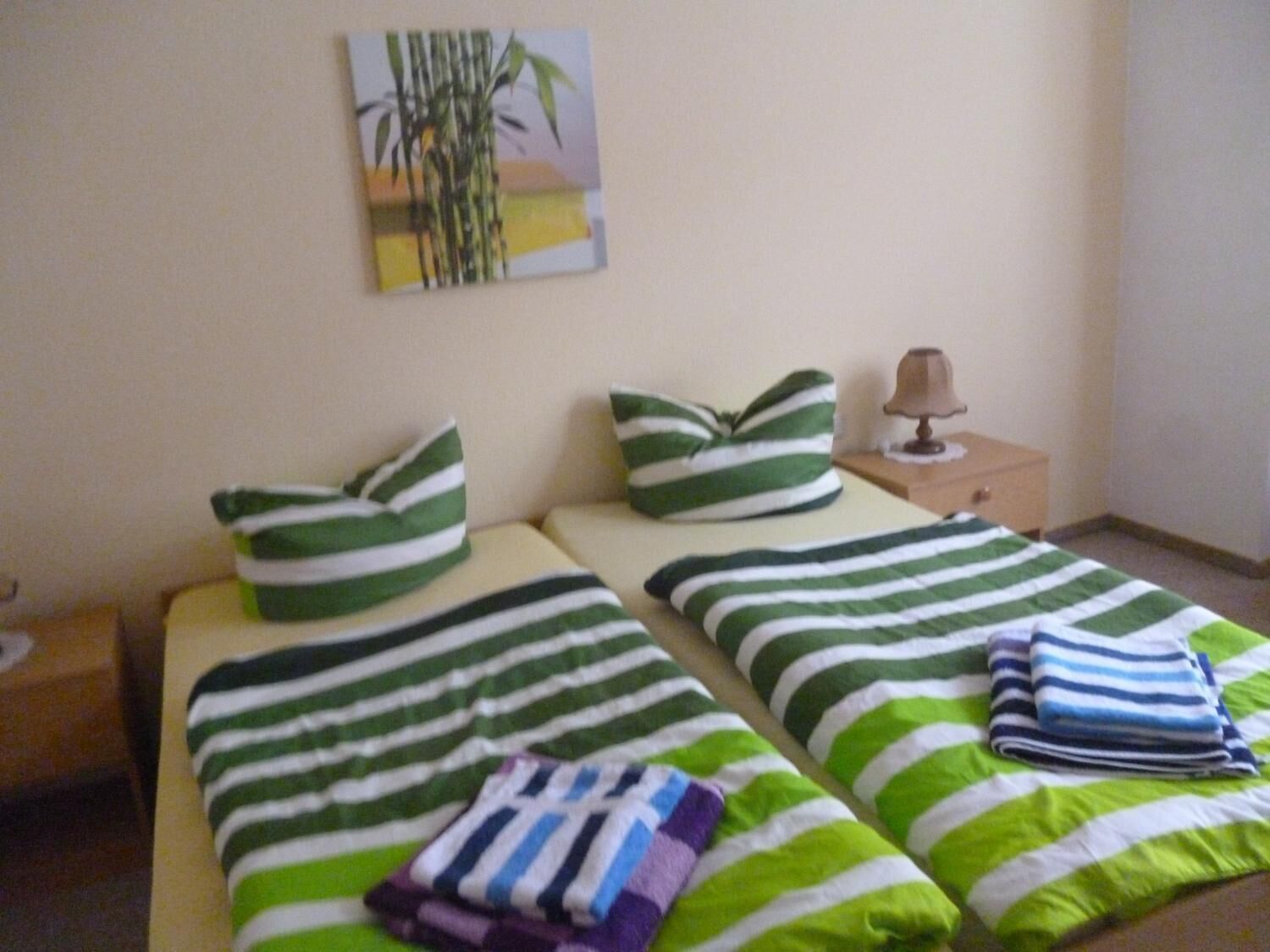 Schreibtisch, Verdunkelungsvorhänge, schallisolierte Zimmer